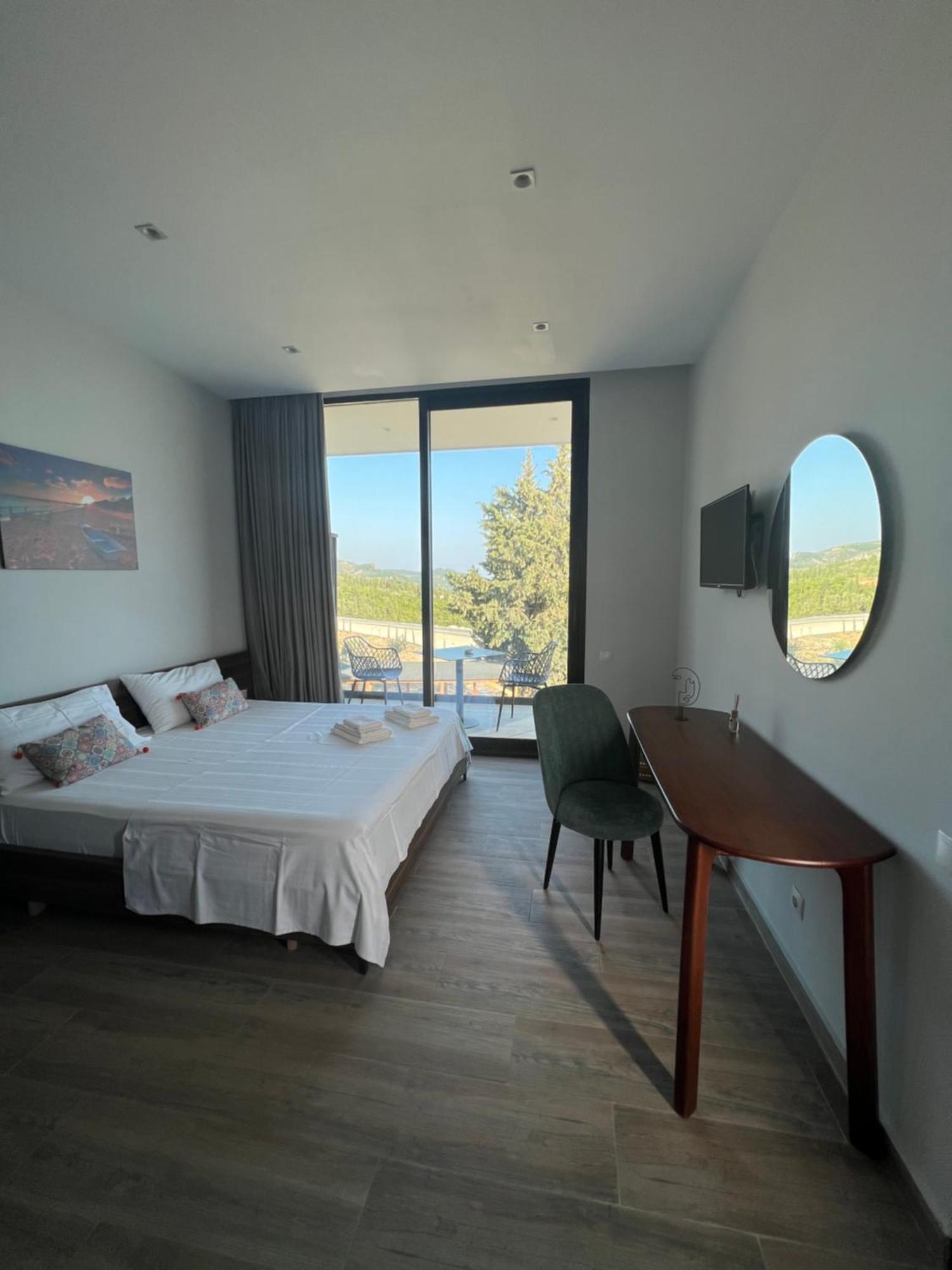 Summer Wine Boutique Hotel Dhërmi エクステリア 写真